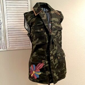 New Brightly Embroidered Camo Layerz Cotton Vest Size S